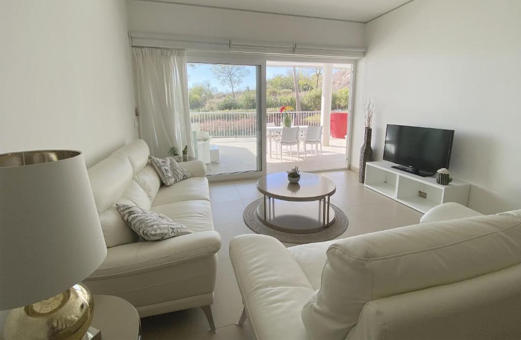 sala de estar con muebles blancos y TV en Luxury apartment in Higuerón - Serenity en Málaga