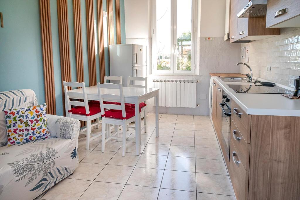 cocina con mesa, sillas y nevera en SE038 - Senigallia, nuovo bilocale accessoriato a due passi dal mare, en Senigallia