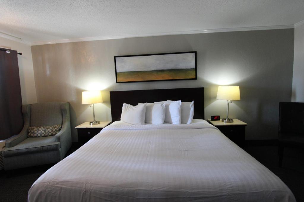 At Home Inn - Pensacola - Deluxe King Room