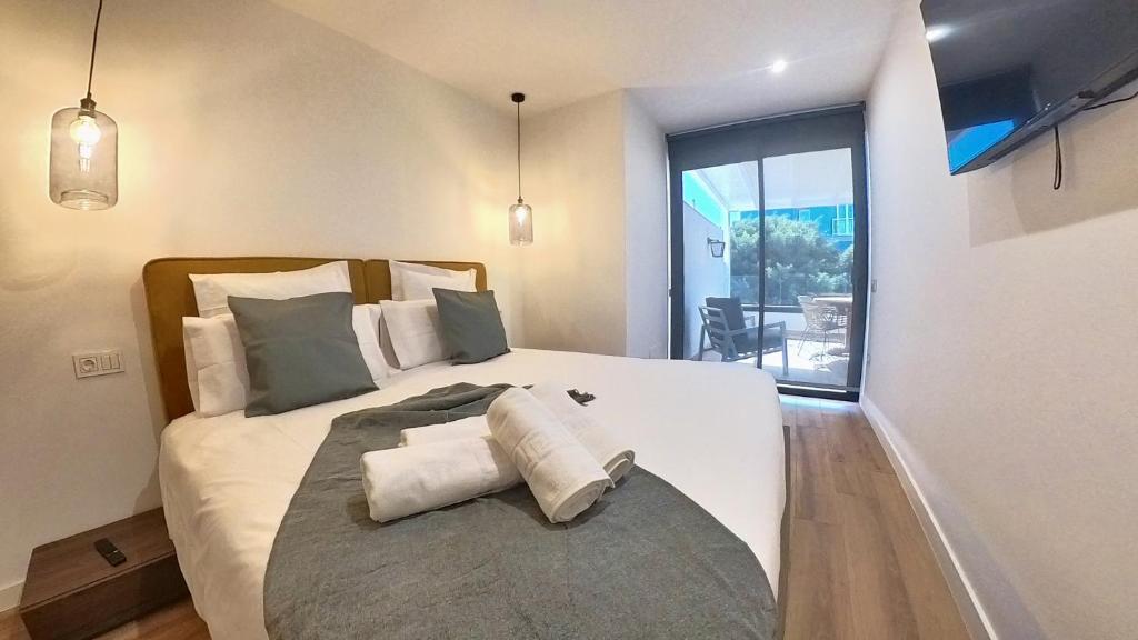 プエルト・デル・ロサリオにあるMyHome Urban Apartmentsのベッドルーム(大きな白いベッド、枕付)