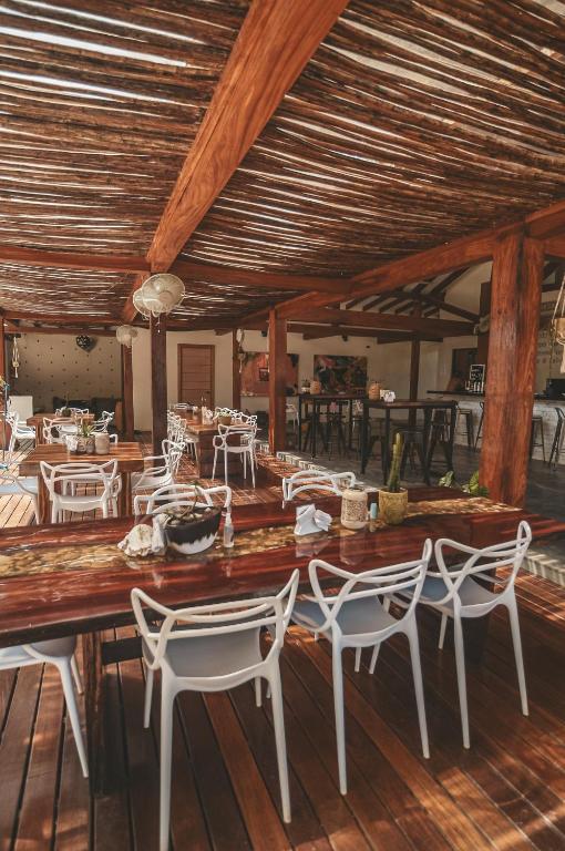 Un restaurante o sitio para comer en Catalina's Hideaway