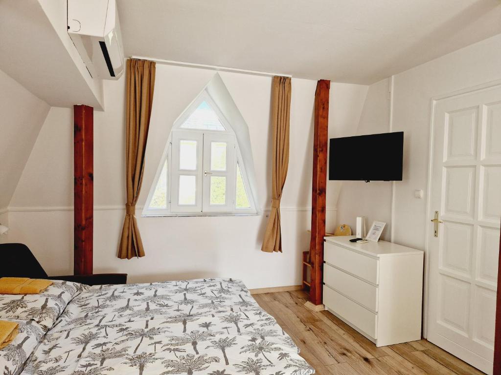 TV a/nebo společenská místnost v ubytování Balaton Apartman Füred
