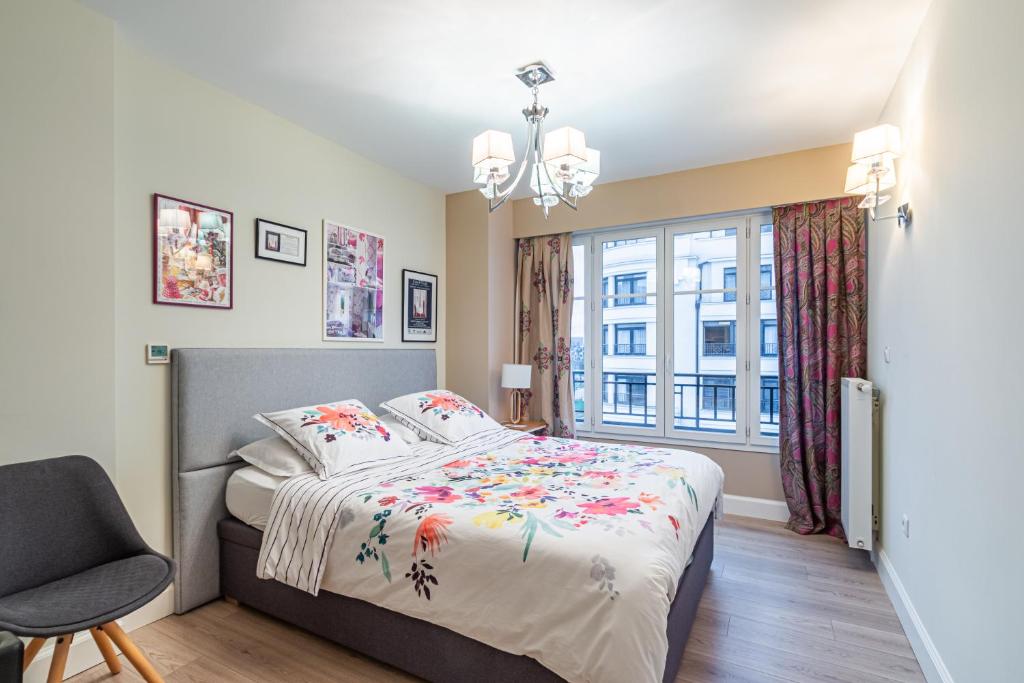 une chambre avec un lit et une fenêtre dans l'établissement Luxueux Appartement Design 70m2 Disneyland Paris pour 6pax, à Chessy