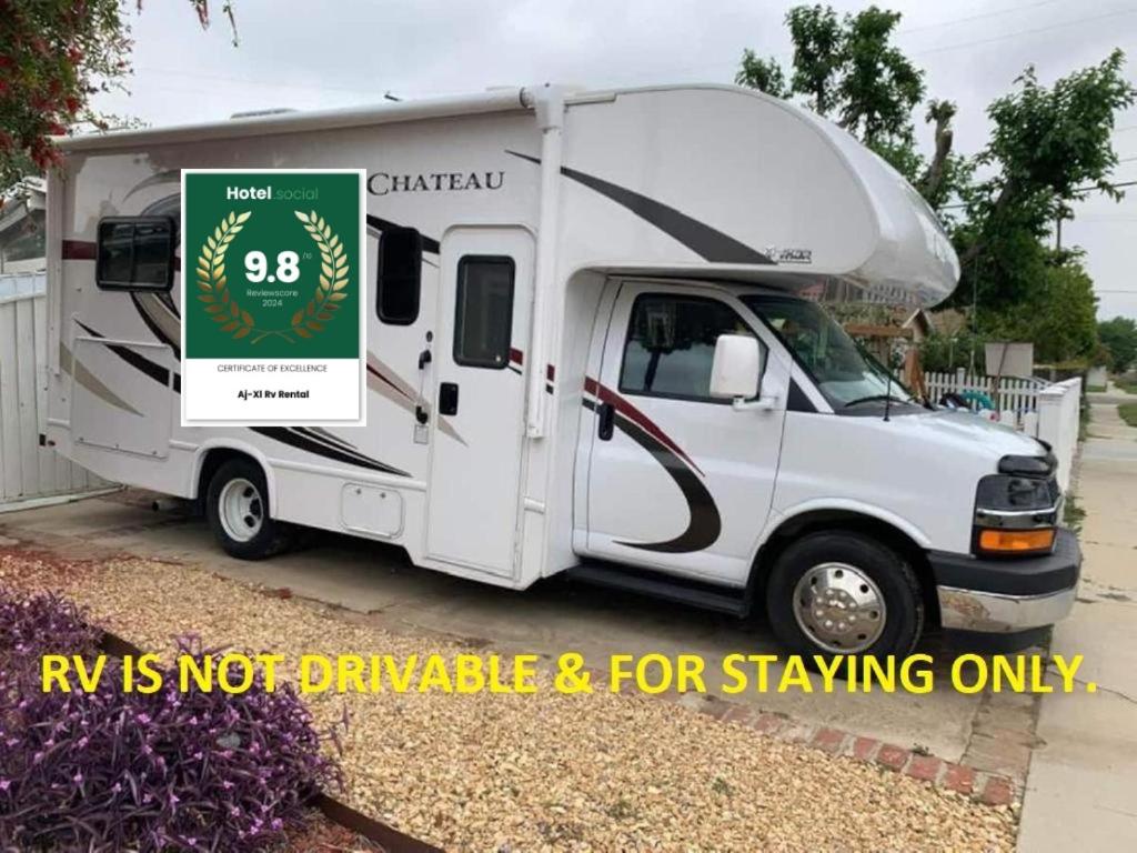 Ein Wohnwagen ist nicht dauerhaft und nur für einen Aufenthalt in der Unterkunft AJ-XL RV Rental in Reseda