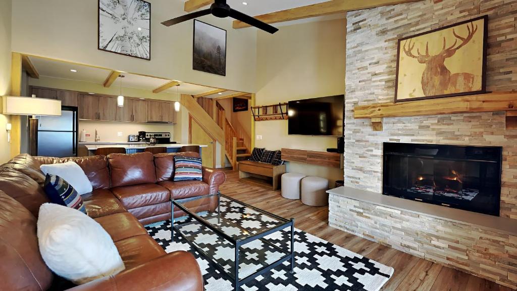 sala de estar con sofá y chimenea en Timberline Condominiums 1 Bedroom plus Loft Deluxe Unit A3B, en Snowmass Village