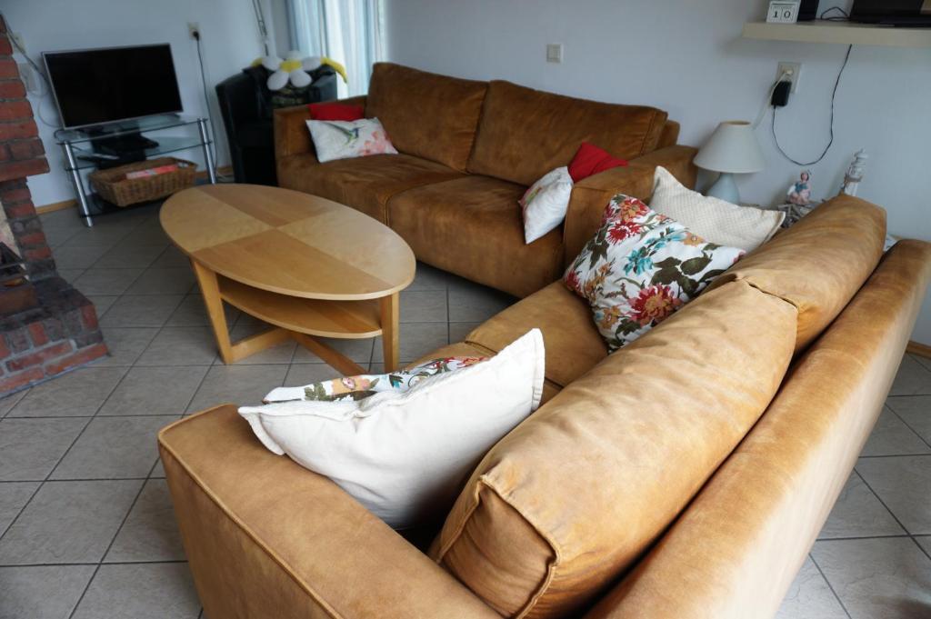 ein Wohnzimmer mit einem Sofa und einem Tisch in der Unterkunft Kustverhuur Park Schoneveld Zeester 66 in Breskens