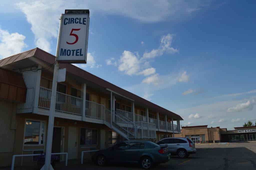 un panneau d'hôtel devant un bâtiment dans l'établissement Circle 5 Motel, à Olds