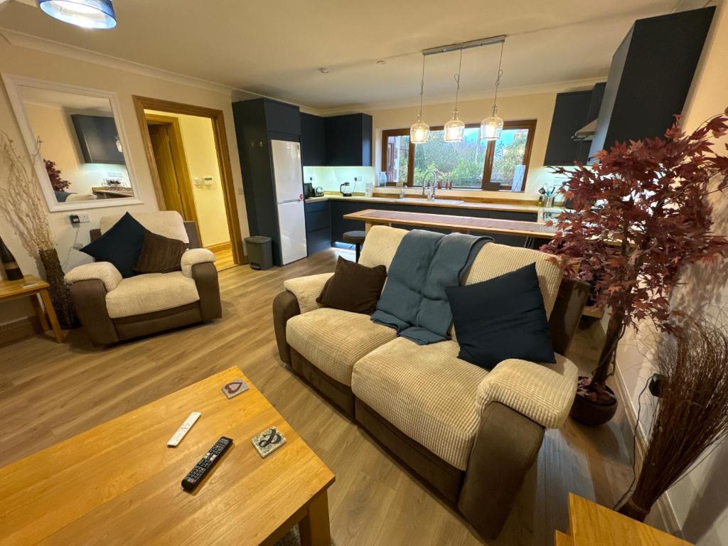Posezení v ubytování New city flat, 3 x double bed en-suite bedrooms, private kitchen & lounge, free private parking & own workspaces