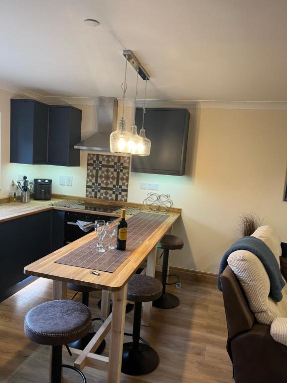 Posezení v ubytování New city flat, 3 x double bed en-suite bedrooms, private kitchen & lounge, free private parking & own workspaces