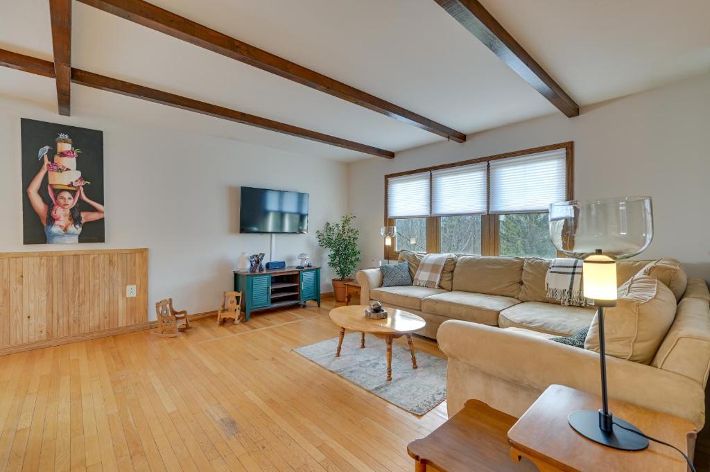 ein Wohnzimmer mit einem Sofa und einem Tisch in der Unterkunft Vacation Rental Home about 2 Mi to Windham Mountain! in Windham