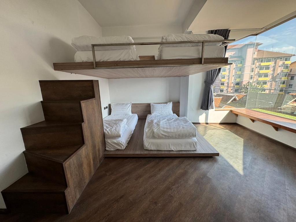 One More Space - Resim 10