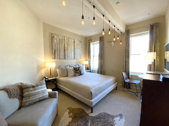 阿斯潘Independence Square 304, Stylish Hotel Room with Downtown Views & Great Location的一间带床和沙发的大卧室