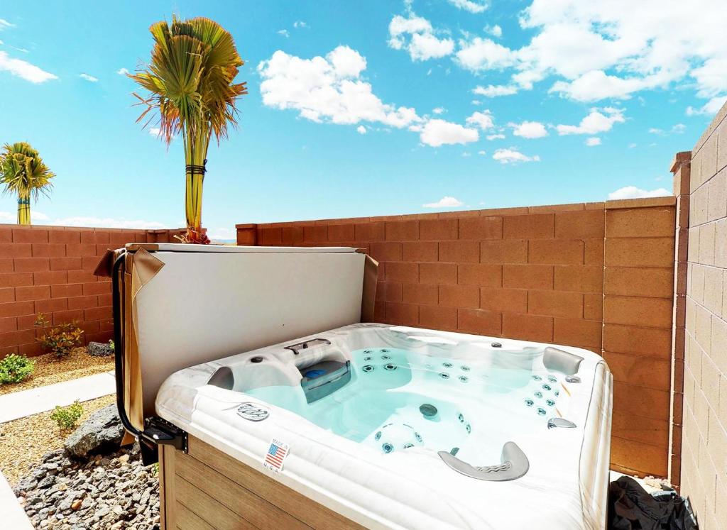 d'un bain à remous dans une cour avec un palmier. dans l'établissement 497|The Oasis in St. George with Backyard Spa, à Washington