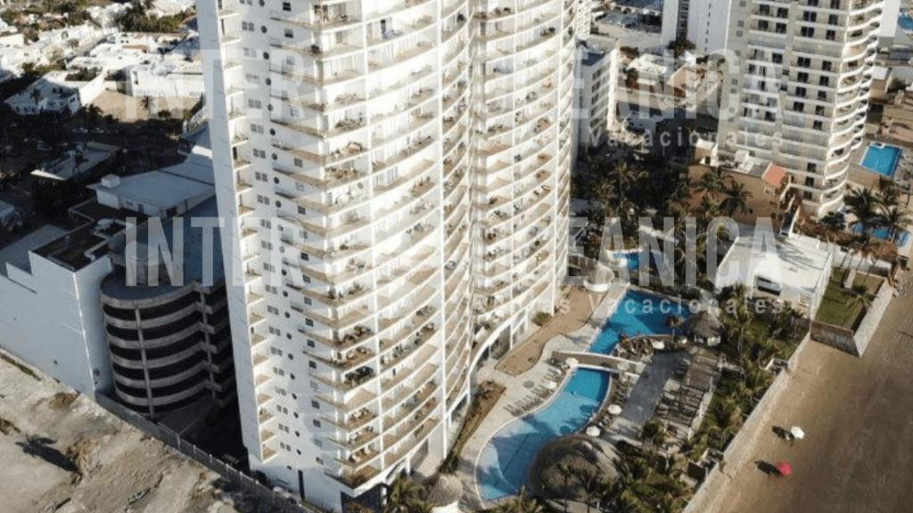 einen Blick über ein großes weißes Gebäude mit Pool in der Unterkunft Condominios de lujo en el corazón de la Zona Dorada en Camino Al Mar. in Mazatlán