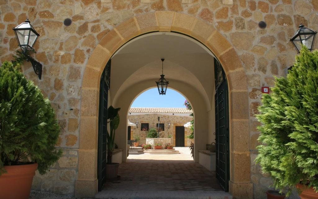 un arco en un edificio con macetas en Don Giovanni Hotel, en Sambuca di Sicilia