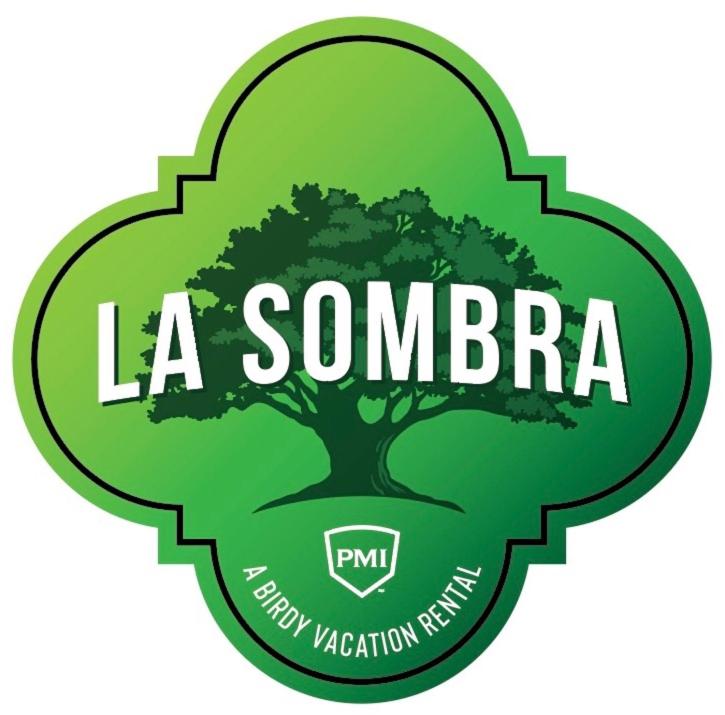 La Sombra - A Birdy Vacation Rental في سان انطونيو: شعار أخضر مع شجرة وكلمة la someria