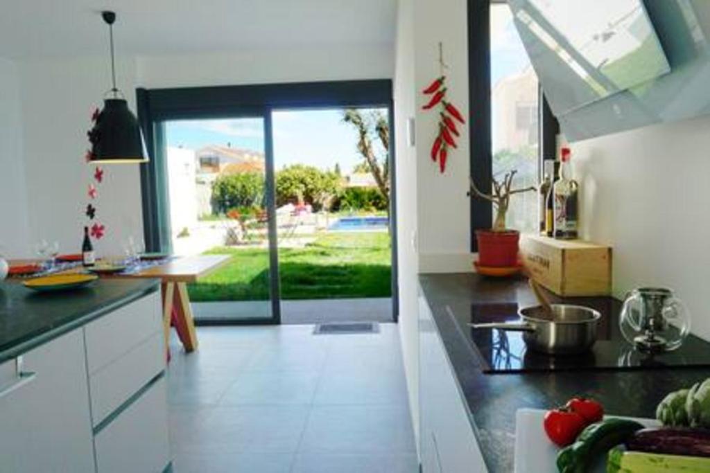 Kuchyň nebo kuchyňský kout v ubytování Villa Puerto Blanco con piscina privada AA WiFi