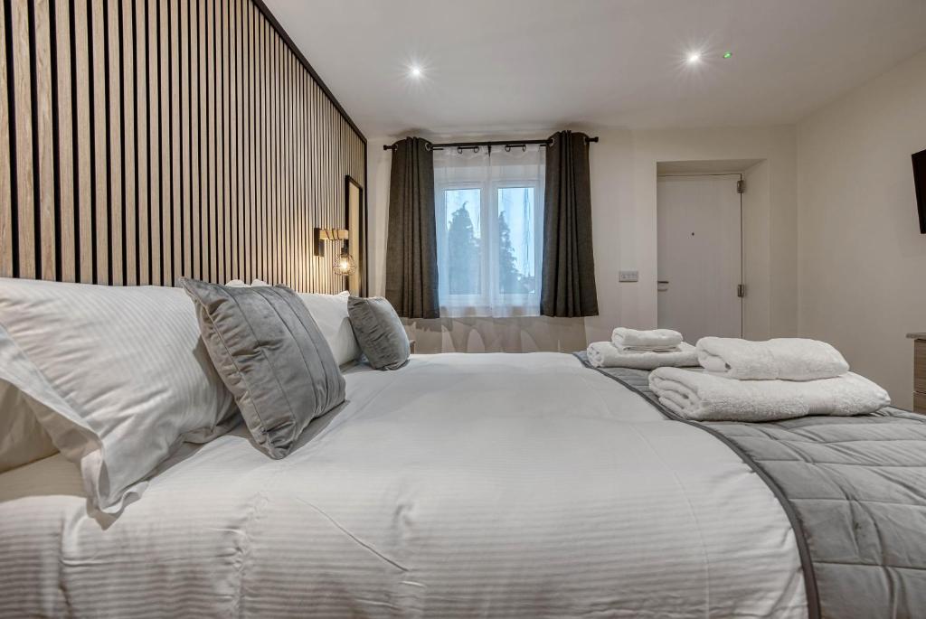 1 dormitorio con 1 cama blanca grande con almohadas en Luxury Studio Rooms, Stockton, Pet Friendly, Wifi 