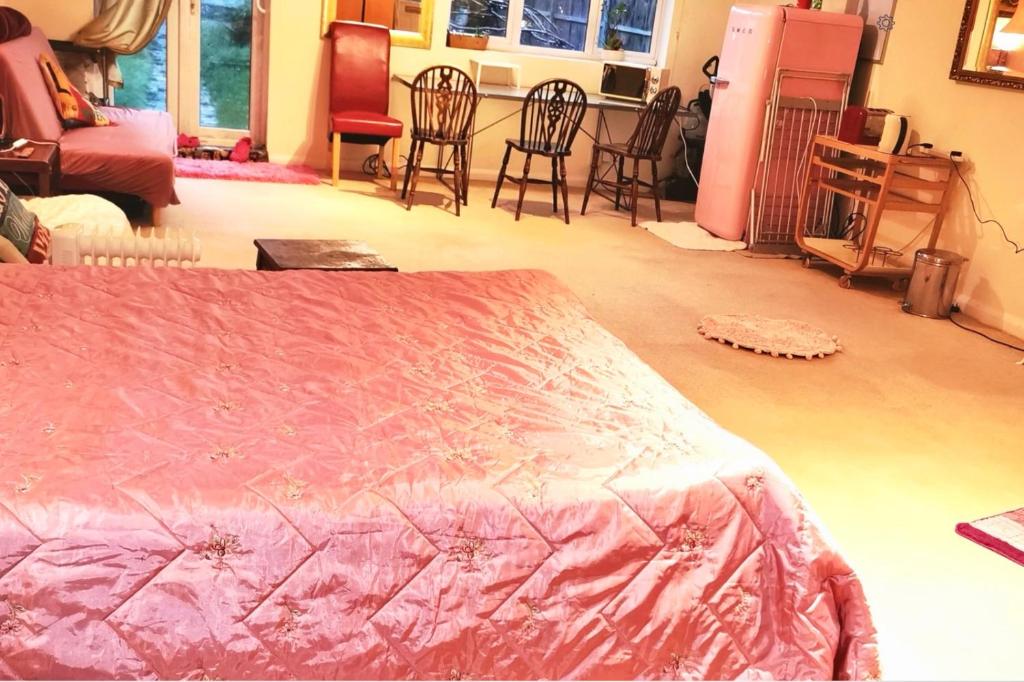 Enfield Lock Business stay house