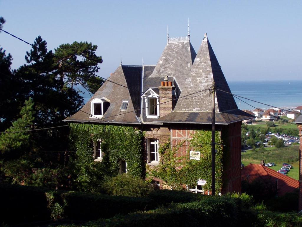 Ein altes Haus mit Efeu nebenbei in der Unterkunft La Villa Marguerite in Pourville-sur-Mer