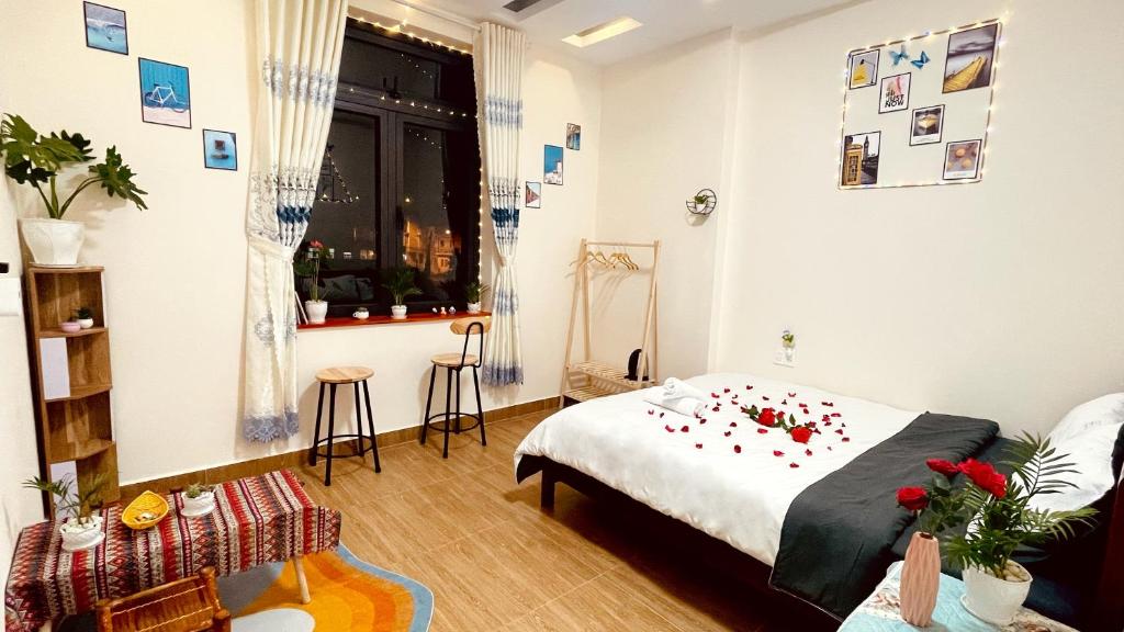 Cette chambre comprend un lit fleuri. dans l'établissement House Thị Đà Lạt, à Đà Lạt