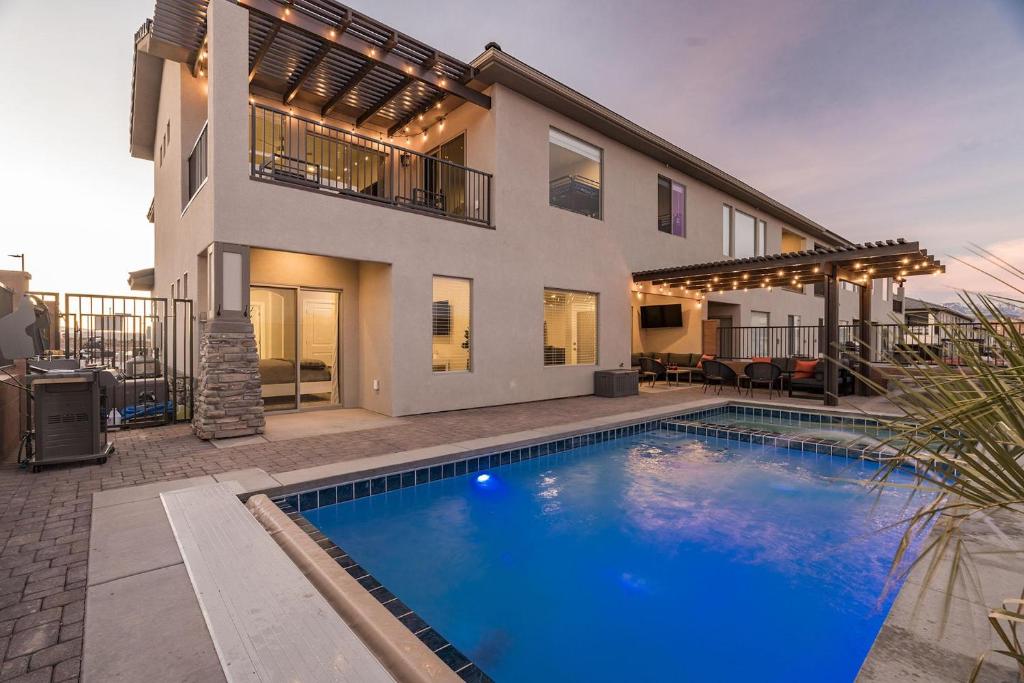 ein Swimmingpool vor einem Haus in der Unterkunft Zion Village Poolhouse in Hurricane with Pool and Hot Tub in Hurricane