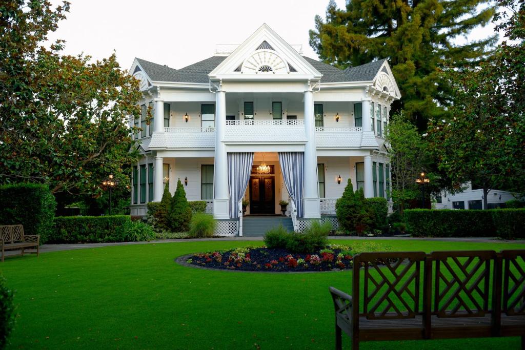 納帕的住宿－The White House Napa Valley，前面有草坪的白色房子