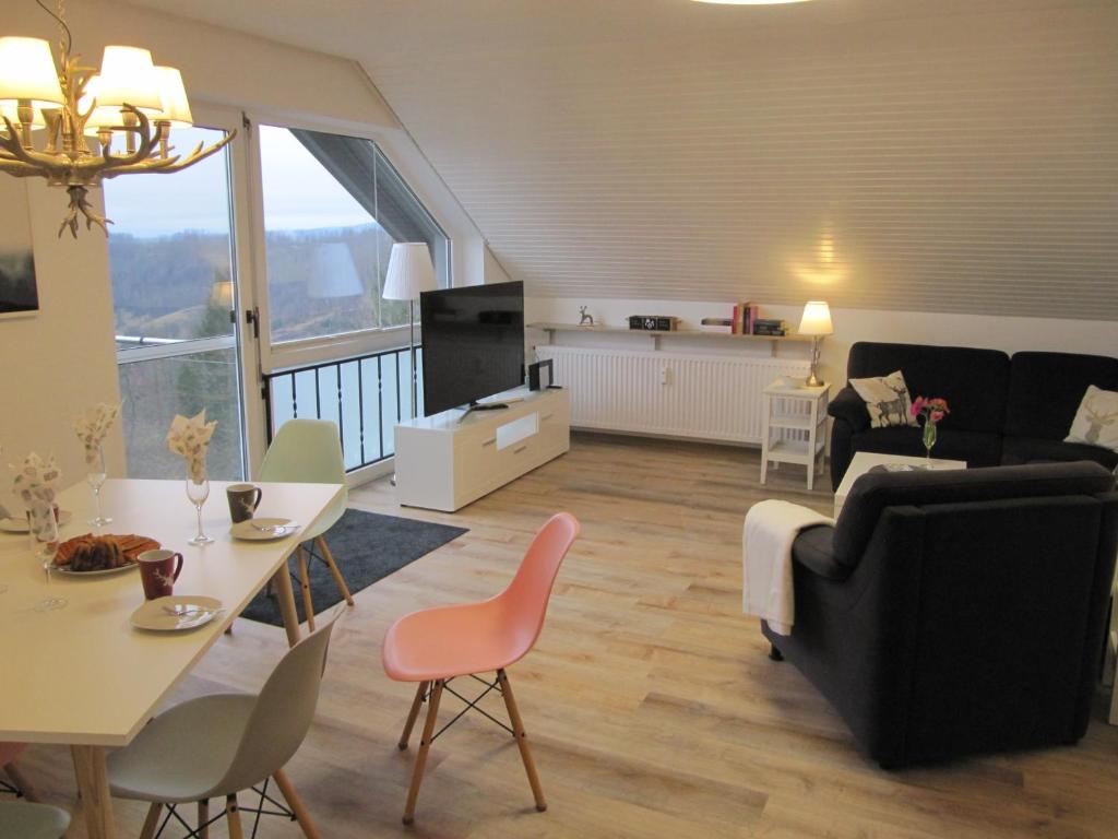 - un salon avec un canapé et une table dans l'établissement Sperrentalblick, à Sankt-Andreasberg