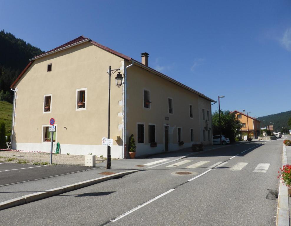 un edificio al lado de una calle en Gite rural La Mijolie, en Mijoux