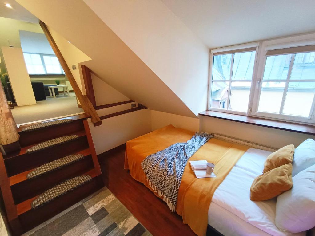Postel nebo postele na pokoji v ubytování Old Town Charm One bedroom Spacious Loft Apartment nearby the Livu square
