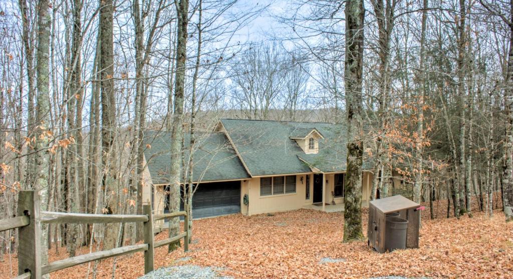 dom z zielonym dachem w lesie w obiekcie Lakeledge Hideaway by VCI Real Estate Services w mieście Beech Mountain