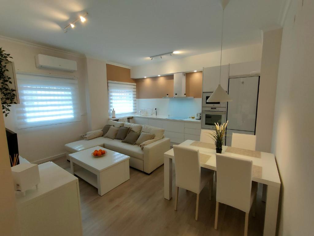 sala de estar con sofá y mesa con sillas en Non Stress Turia en Valencia