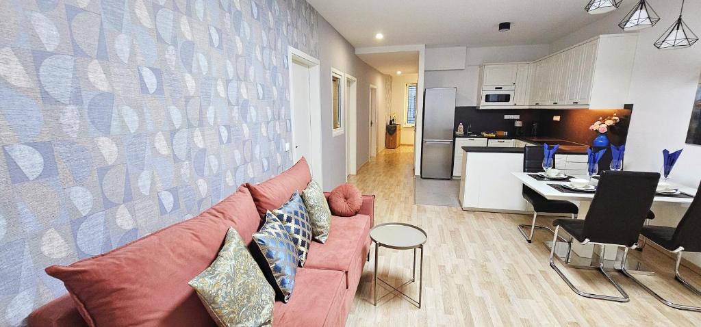 Una sala de estar con un sofá y una cocina. en DN Apartment W&W, en Budapest