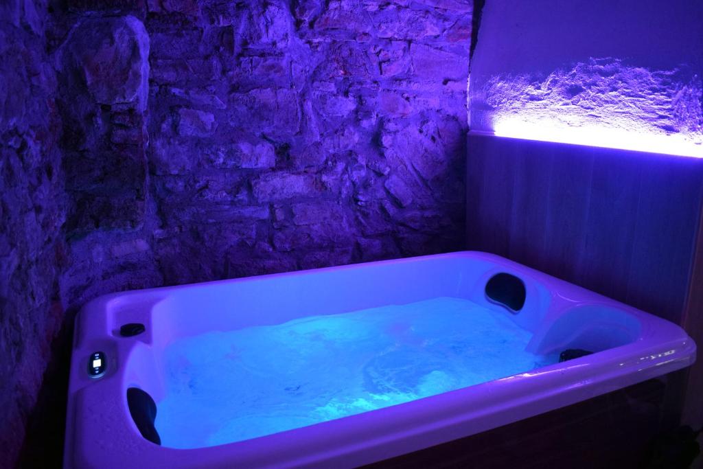 インペリアにあるIl Giardino di Gio'の紫色の照明付きのバスタブ付きのバスルーム