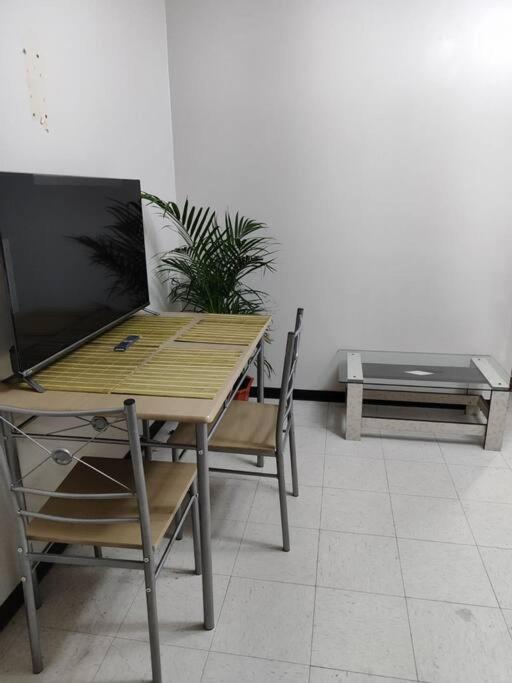 una mesa de madera y sillas en una habitación en Departamento 4 camas 3 hab en Tacna