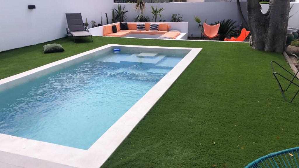 - une piscine au milieu d'une cour avec de l'herbe dans l'établissement Maison avec jardin et piscine, à Marseille
