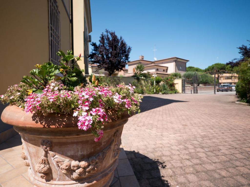 A garden outside Villa Bellini Room&Breakfast