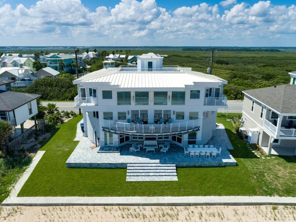 eine Luftansicht eines großen weißen Hauses in der Unterkunft Ocean Therapy Beach House / Ponte Vedra Beach in Ponte Vedra Beach