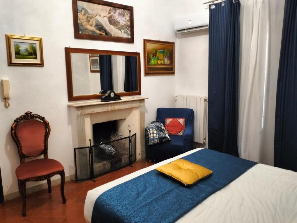 een slaapkamer met een bed en een open haard bij PALACE COMFORT INN in Pisa