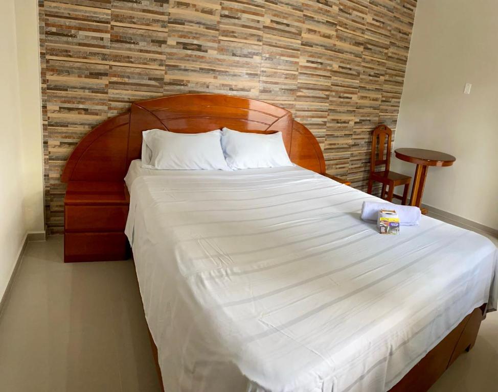 سرير أو أسرّة في غرفة في HOSTAL LOS NOGALES