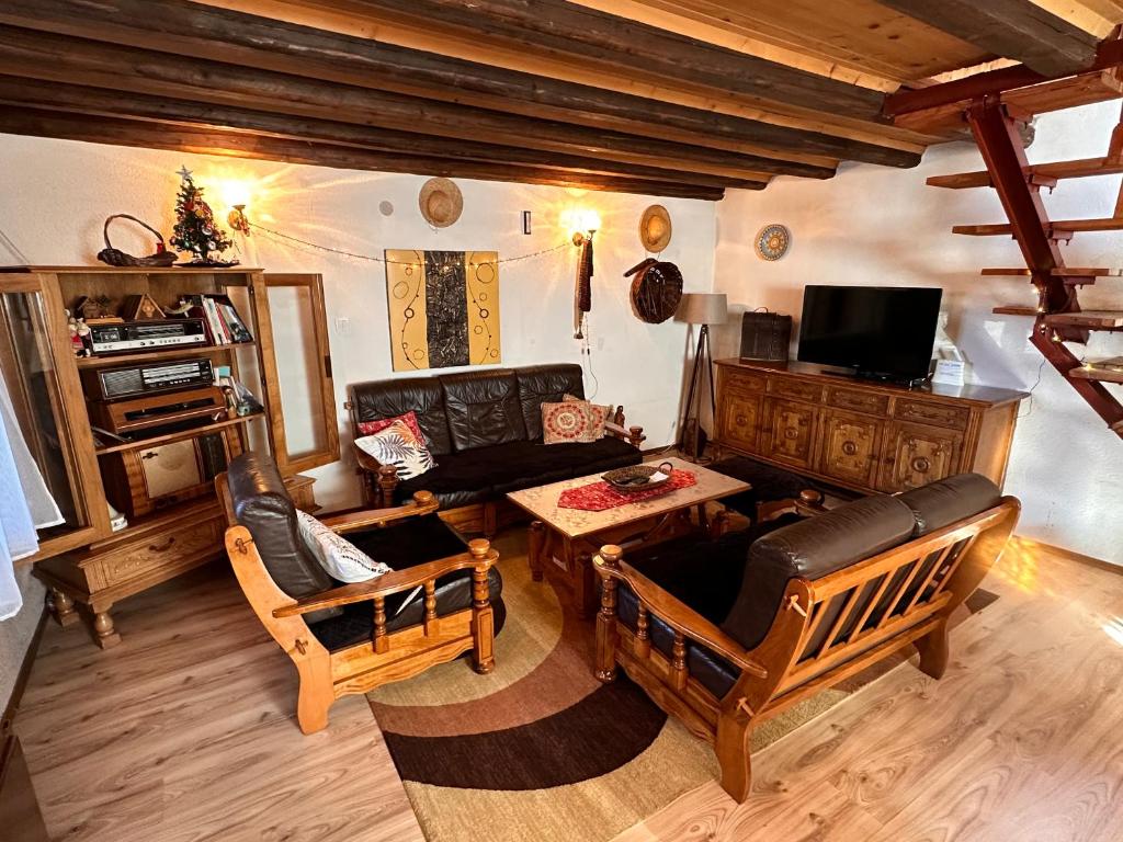 - un salon avec un canapé et une table dans l'établissement Villa 99, à Popova Shapka