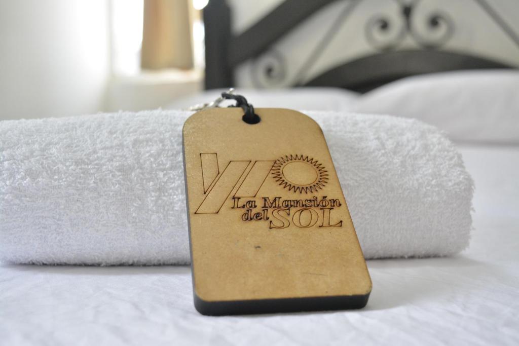 una etiqueta sentada encima de una toalla blanca en Hotel La Mansión del Sol, en Tuluá