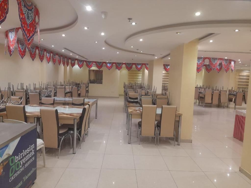 a dining hall with tables and chairs in a restaurant at قلف الرائدة رحاب التصنيف نجمة واحده in An Naqāʼ