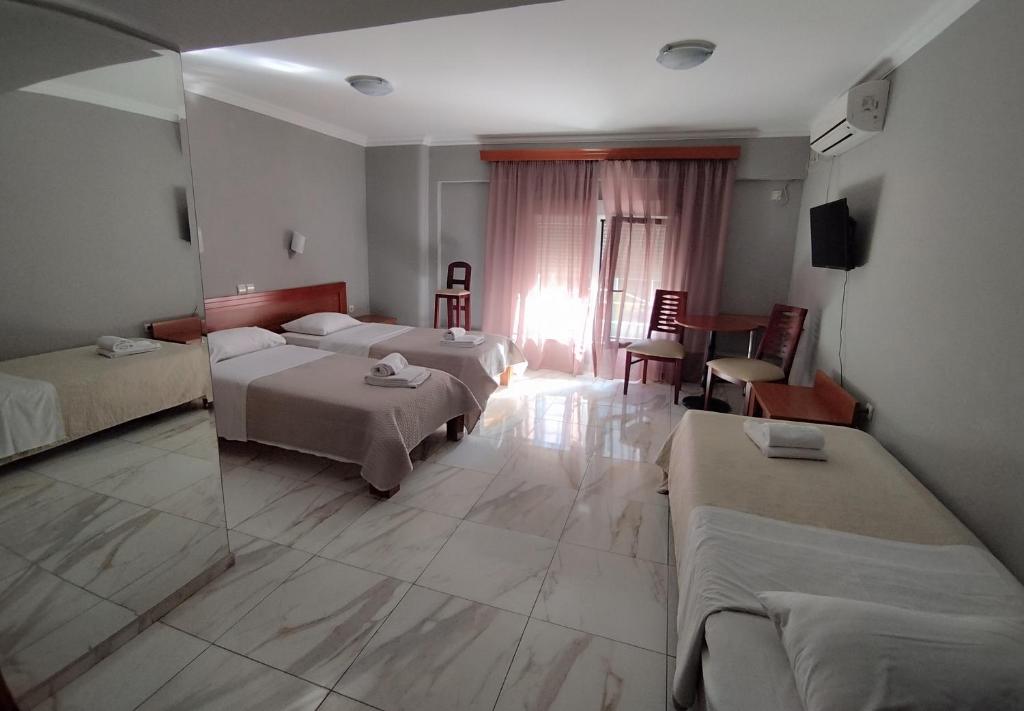 Postel nebo postele na pokoji v ubytování Piraeus Acropole Hotel