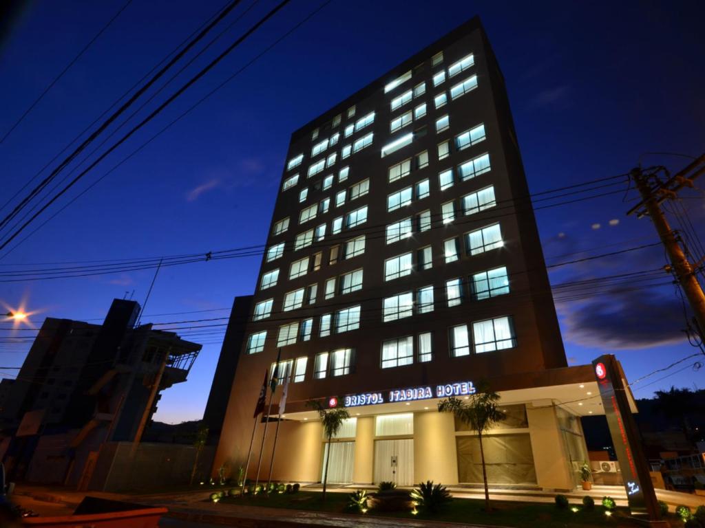 a tall building with lights on at night at IT Itabira Hotel in Itabira