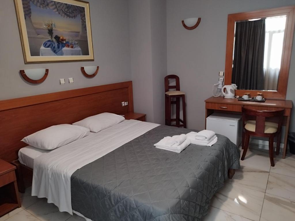 Postel nebo postele na pokoji v ubytování Piraeus Acropole Hotel