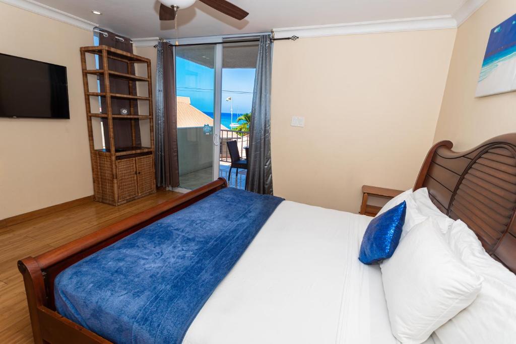Postel nebo postele na pokoji v ubytování Montego Bay Club Apartments