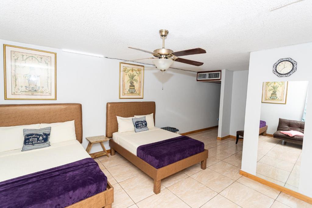 Postel nebo postele na pokoji v ubytování Montego Bay Club Apartments