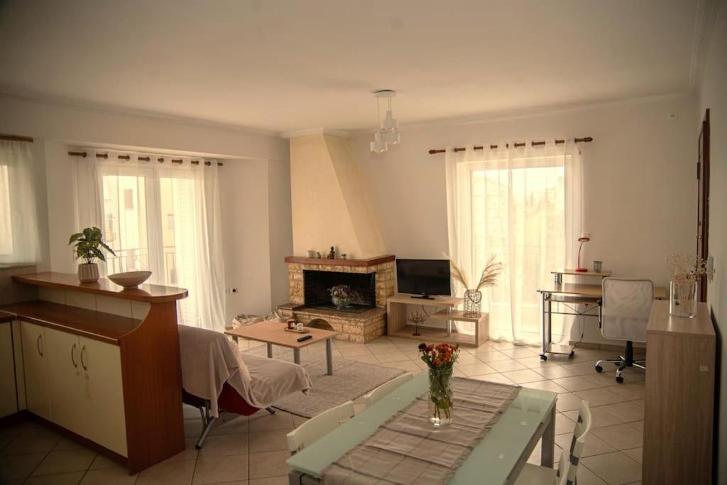 Groovy Apartment في تريبوليس: غرفة معيشة مع طاولة ومدفأة