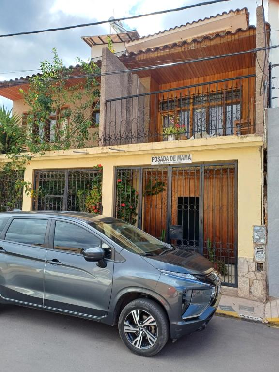 einem silbernen SUV, der vor einem Gebäude parkt in der Unterkunft Posada de Mama in Cusco